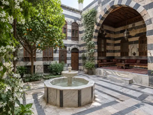 بيت عربي دمشقي في باب توما مع ليوان وبحرة