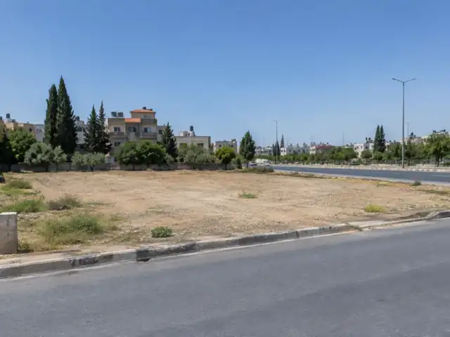 أرض تجارية على طريق حرستا